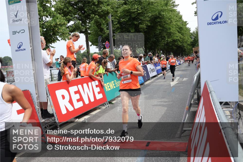 15.06.2025 - REWE Women's Run Strokosch-Dieckow http://msf.ph/oto/7932079 15.06.2025 11:02:05 Ziel 5128, 5302, 5489, 5536, 5542, 5549, 5566, 5609 meine-sportfotos.de