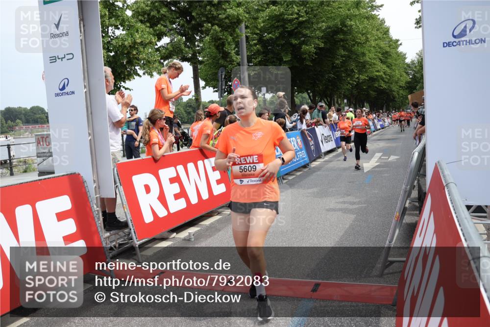 15.06.2025 - REWE Women's Run Strokosch-Dieckow http://msf.ph/oto/7932083 15.06.2025 11:02:05 Ziel 5128, 5302, 5489, 5536, 5542, 5549, 5566, 5609 meine-sportfotos.de