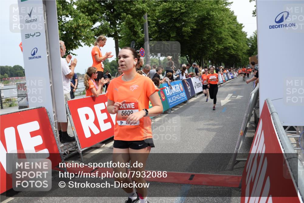 15.06.2025 - REWE Women's Run Strokosch-Dieckow http://msf.ph/oto/7932086 15.06.2025 11:02:06 Ziel 5090, 5128, 5302, 5489, 5536, 5549, 5566, 5609 meine-sportfotos.de