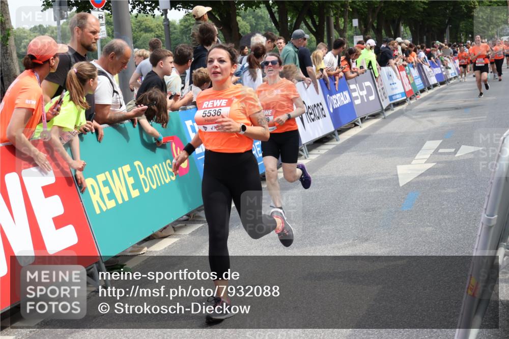 15.06.2025 - REWE Women's Run Strokosch-Dieckow http://msf.ph/oto/7932088 15.06.2025 11:02:07 Ziel 5090, 5128, 5302, 5489, 5536, 5549, 5566, 5609 meine-sportfotos.de