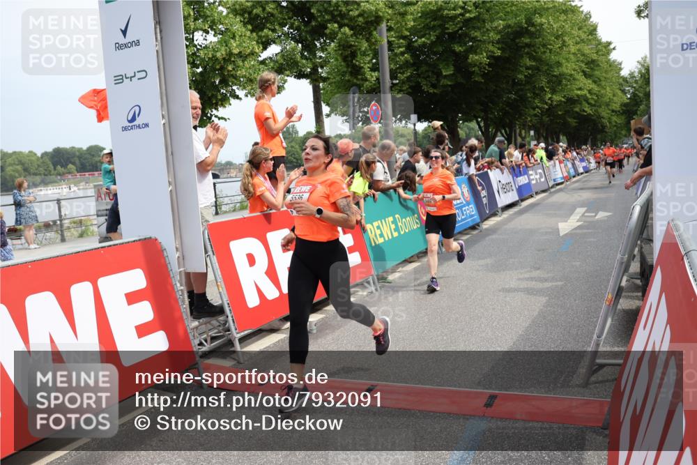 15.06.2025 - REWE Women's Run Strokosch-Dieckow http://msf.ph/oto/7932091 15.06.2025 11:02:07 Ziel 5090, 5128, 5302, 5489, 5536, 5549, 5566, 5609 meine-sportfotos.de