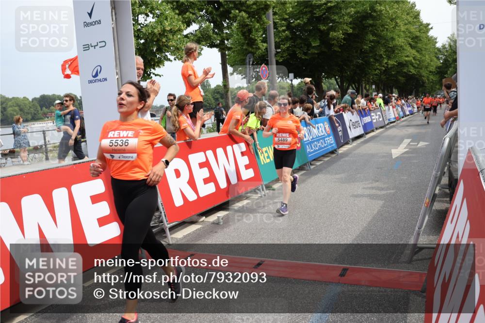 15.06.2025 - REWE Women's Run Strokosch-Dieckow http://msf.ph/oto/7932093 15.06.2025 11:02:08 Ziel 5090, 5128, 5489, 5536, 5549, 5566, 5609 meine-sportfotos.de