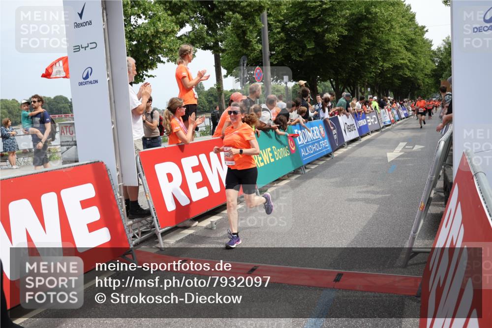 15.06.2025 - REWE Women's Run Strokosch-Dieckow http://msf.ph/oto/7932097 15.06.2025 11:02:08 Ziel 5090, 5128, 5489, 5536, 5549, 5566, 5609 meine-sportfotos.de
