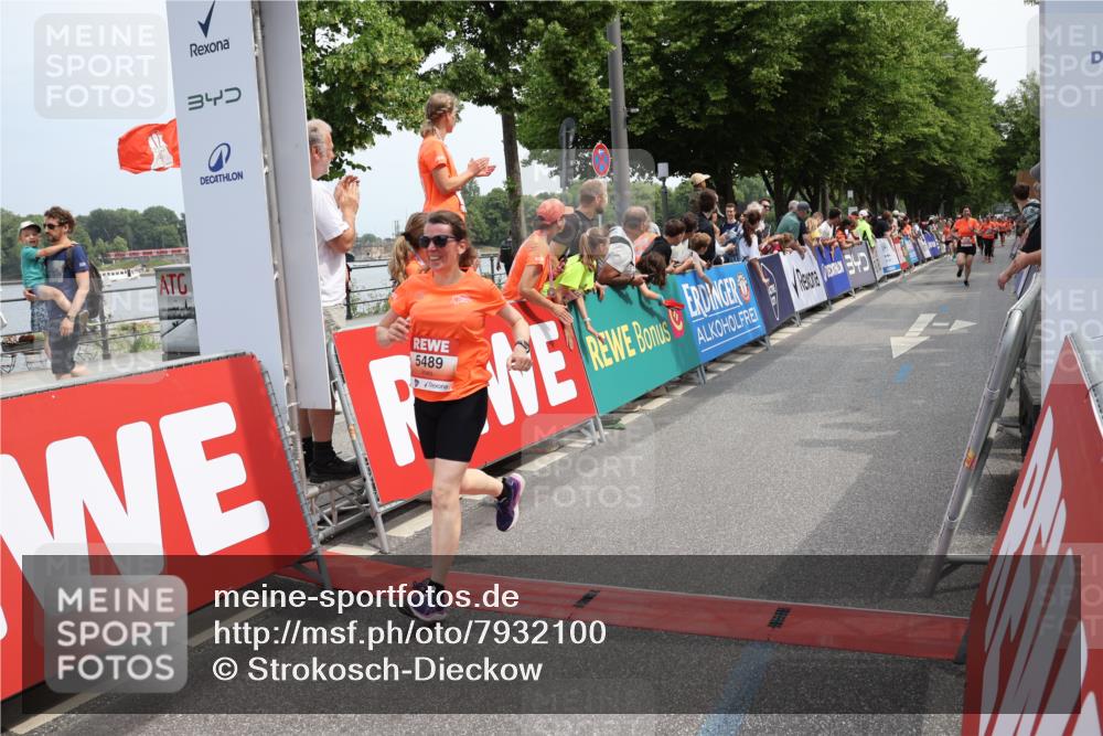 15.06.2025 - REWE Women's Run Strokosch-Dieckow http://msf.ph/oto/7932100 15.06.2025 11:02:08 Ziel 5090, 5128, 5489, 5536, 5549, 5566, 5609 meine-sportfotos.de
