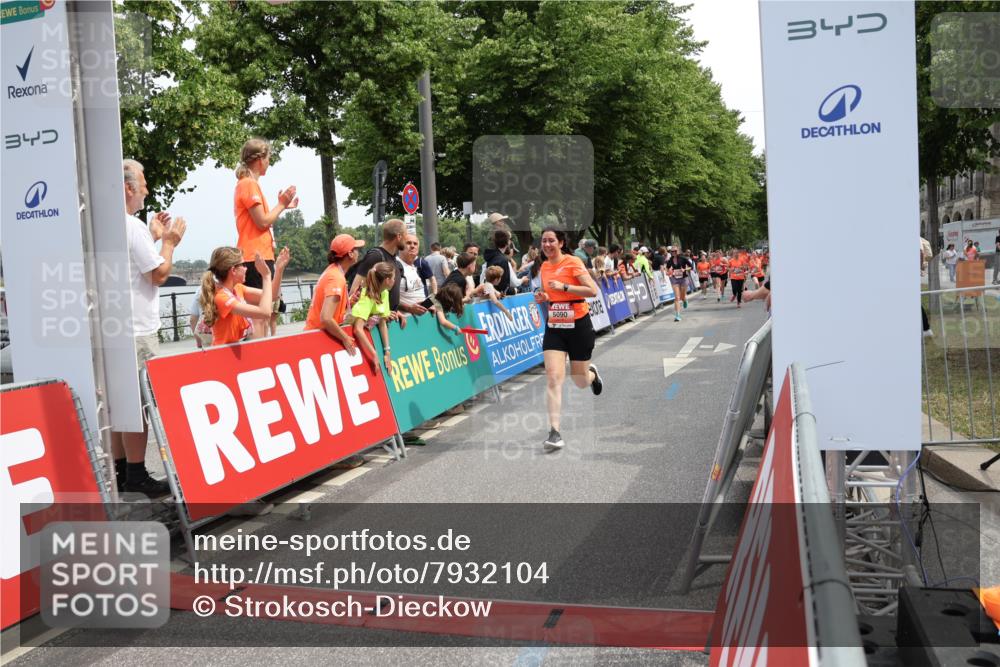 15.06.2025 - REWE Women's Run Strokosch-Dieckow http://msf.ph/oto/7932104 15.06.2025 11:02:12 Ziel 5090, 5130, 5220, 5221, 5434, 5436, 5489, 5510, 5536, 5609 meine-sportfotos.de