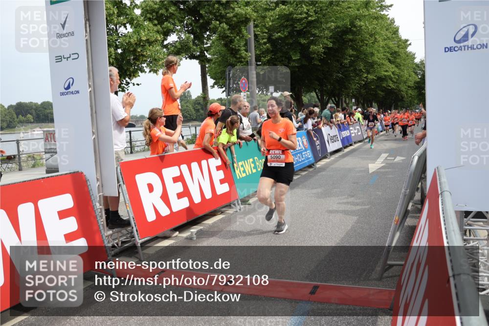 15.06.2025 - REWE Women's Run Strokosch-Dieckow http://msf.ph/oto/7932108 15.06.2025 11:02:12 Ziel 5090, 5130, 5220, 5221, 5434, 5436, 5489, 5510, 5536, 5609 meine-sportfotos.de
