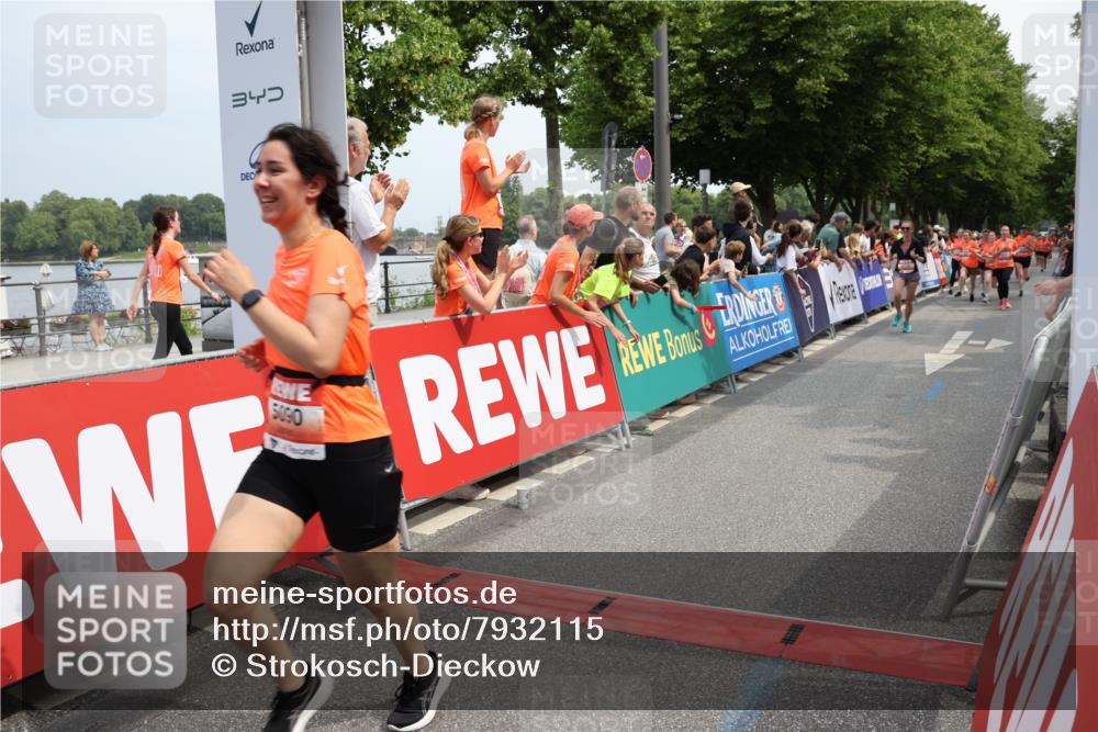 15.06.2025 - REWE Women's Run Strokosch-Dieckow http://msf.ph/oto/7932115 15.06.2025 11:02:13 Ziel 5051, 5090, 5130, 5220, 5221, 5434, 5436, 5489, 5510, 5536 meine-sportfotos.de