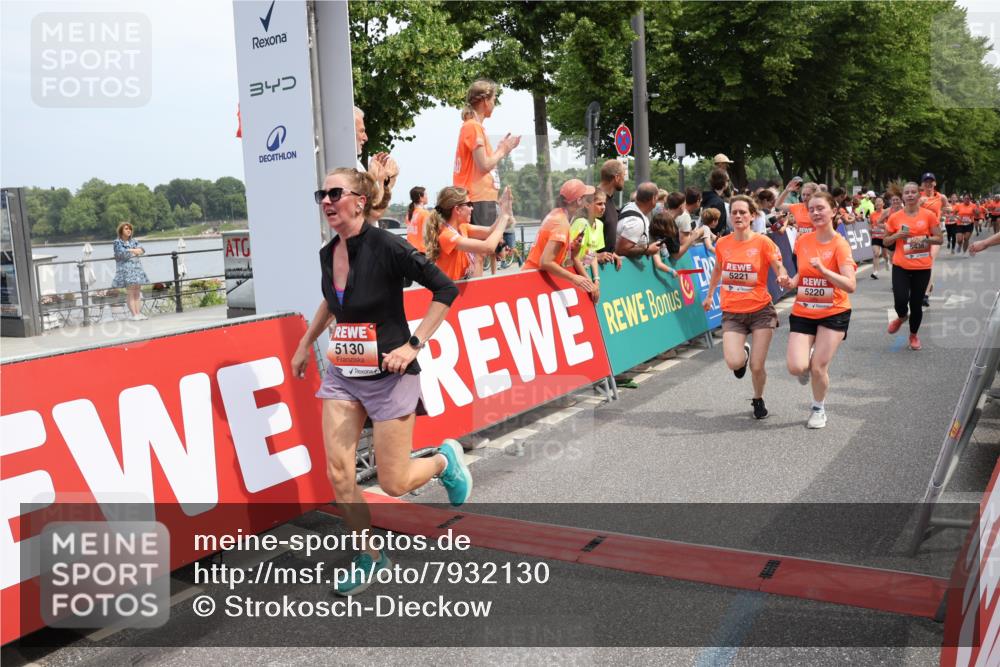 15.06.2025 - REWE Women's Run Strokosch-Dieckow http://msf.ph/oto/7932130 15.06.2025 11:02:16 Ziel 5015, 5051, 5090, 5130, 5220, 5221, 5295, 5434, 5436, 5438, 5510, 5534 meine-sportfotos.de