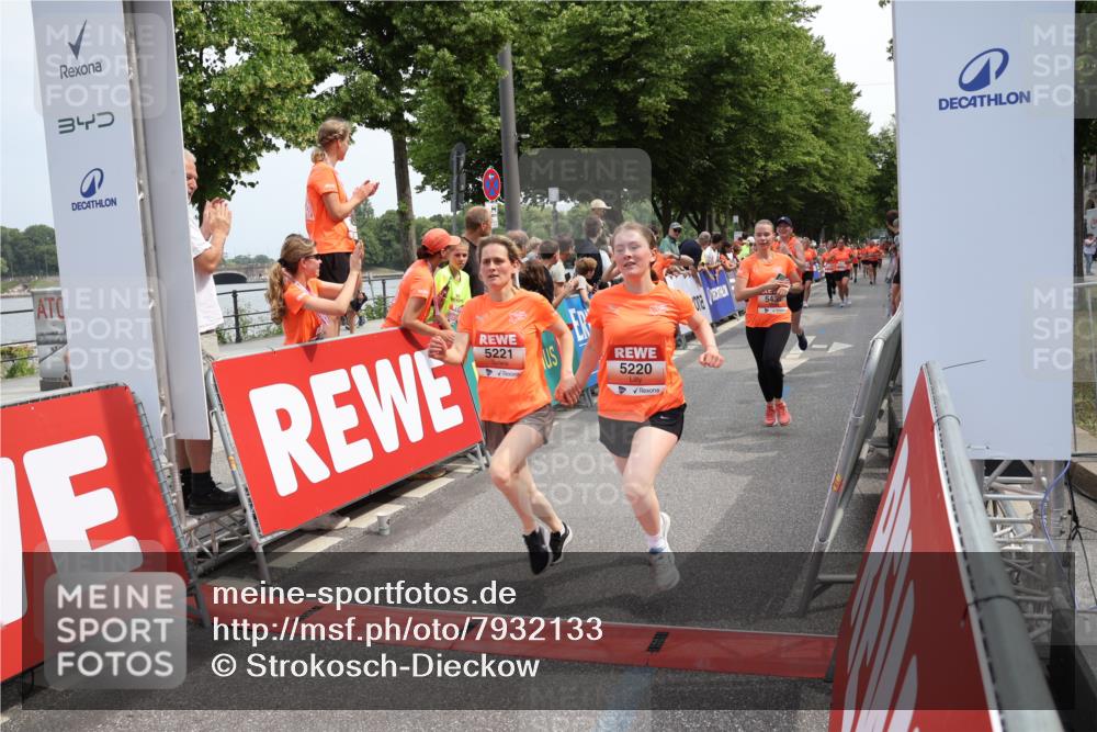 15.06.2025 - REWE Women's Run Strokosch-Dieckow http://msf.ph/oto/7932133 15.06.2025 11:02:16 Ziel 5015, 5051, 5090, 5130, 5220, 5221, 5295, 5434, 5436, 5438, 5510, 5534 meine-sportfotos.de