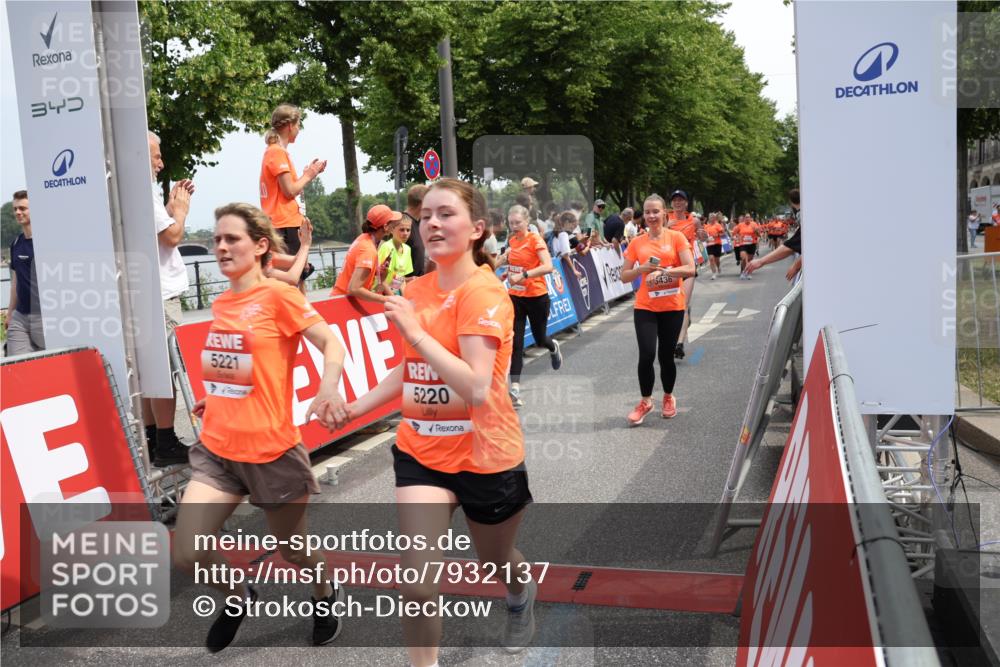 15.06.2025 - REWE Women's Run Strokosch-Dieckow http://msf.ph/oto/7932137 15.06.2025 11:02:17 Ziel 5015, 5051, 5090, 5124, 5130, 5220, 5221, 5295, 5434, 5436, 5438, 5510, 5534 meine-sportfotos.de