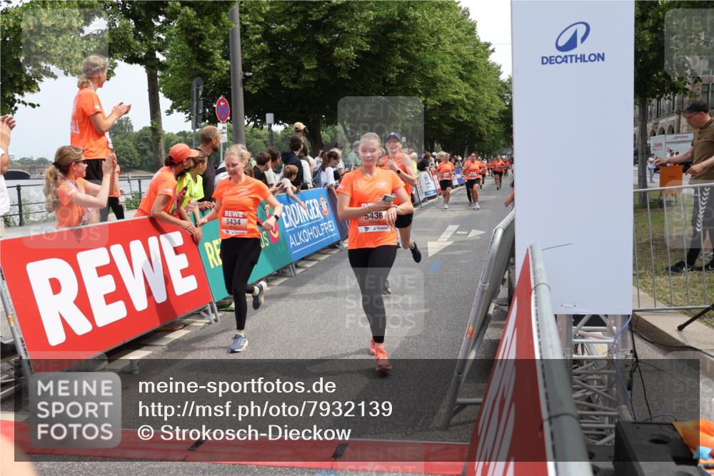 15.06.2025 - REWE Women's Run Strokosch-Dieckow http://msf.ph/oto/7932139 15.06.2025 11:02:17 Ziel 5015, 5051, 5090, 5124, 5130, 5220, 5221, 5295, 5434, 5436, 5438, 5510, 5534 meine-sportfotos.de