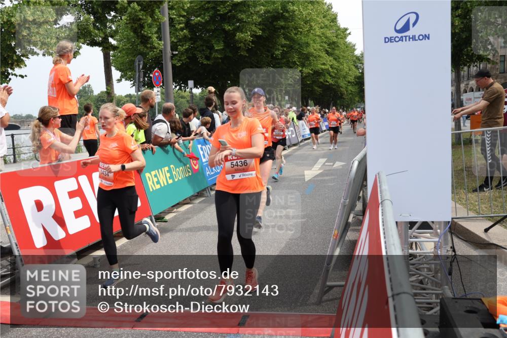 15.06.2025 - REWE Women's Run Strokosch-Dieckow http://msf.ph/oto/7932143 15.06.2025 11:02:17 Ziel 5015, 5051, 5090, 5124, 5130, 5220, 5221, 5295, 5434, 5436, 5438, 5510, 5534 meine-sportfotos.de