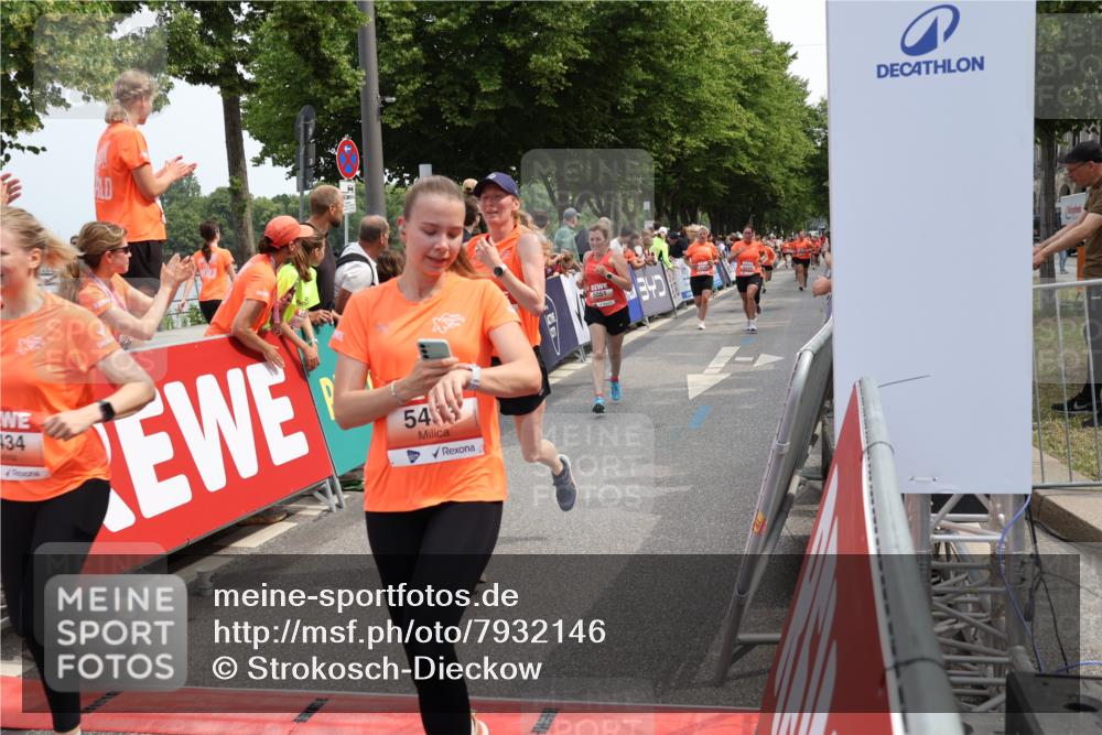 15.06.2025 - REWE Women's Run Strokosch-Dieckow http://msf.ph/oto/7932146 15.06.2025 11:02:18 Ziel 5015, 5051, 5090, 5123, 5124, 5130, 5220, 5221, 5295, 5434, 5436, 5438, 5510, 5534 meine-sportfotos.de