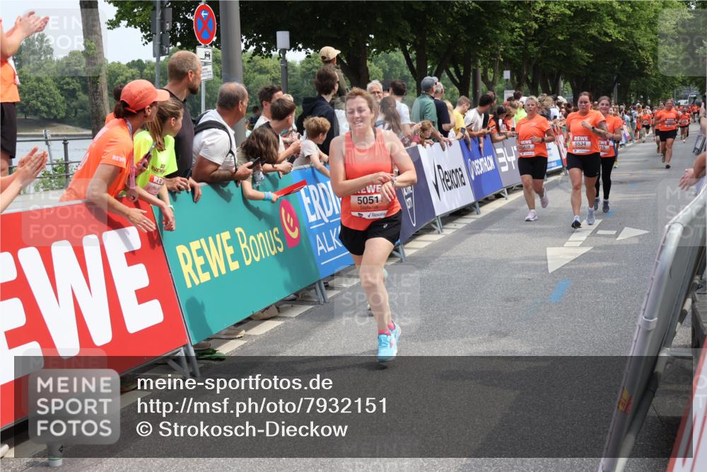 15.06.2025 - REWE Women's Run Strokosch-Dieckow http://msf.ph/oto/7932151 15.06.2025 11:02:19 Ziel 5015, 5051, 5090, 5123, 5124, 5130, 5220, 5221, 5295, 5434, 5436, 5438, 5510, 5534 meine-sportfotos.de