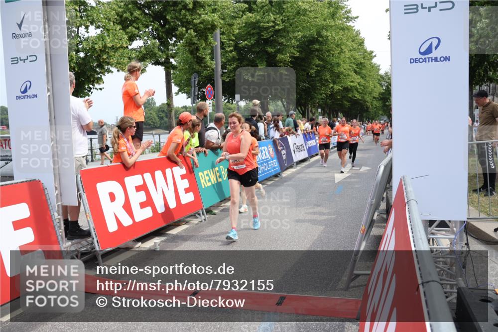 15.06.2025 - REWE Women's Run Strokosch-Dieckow http://msf.ph/oto/7932155 15.06.2025 11:02:19 Ziel 5015, 5051, 5090, 5123, 5124, 5130, 5220, 5221, 5295, 5434, 5436, 5438, 5510, 5534 meine-sportfotos.de