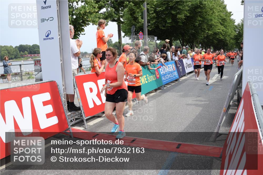 15.06.2025 - REWE Women's Run Strokosch-Dieckow http://msf.ph/oto/7932163 15.06.2025 11:02:20 Ziel 5015, 5051, 5123, 5124, 5130, 5220, 5221, 5295, 5303, 5434, 5436, 5438, 5510, 5534 meine-sportfotos.de