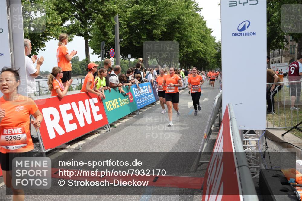 15.06.2025 - REWE Women's Run Strokosch-Dieckow http://msf.ph/oto/7932170 15.06.2025 11:02:21 Ziel 5015, 5051, 5123, 5124, 5130, 5220, 5221, 5295, 5303, 5434, 5436, 5438, 5510, 5534, 5649 meine-sportfotos.de