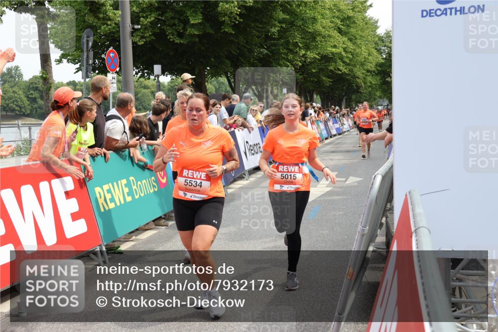15.06.2025 - REWE Women's Run Strokosch-Dieckow http://msf.ph/oto/7932173 15.06.2025 11:02:22 Ziel 5015, 5051, 5123, 5124, 5130, 5220, 5221, 5295, 5303, 5434, 5436, 5438, 5510, 5534, 5649 meine-sportfotos.de