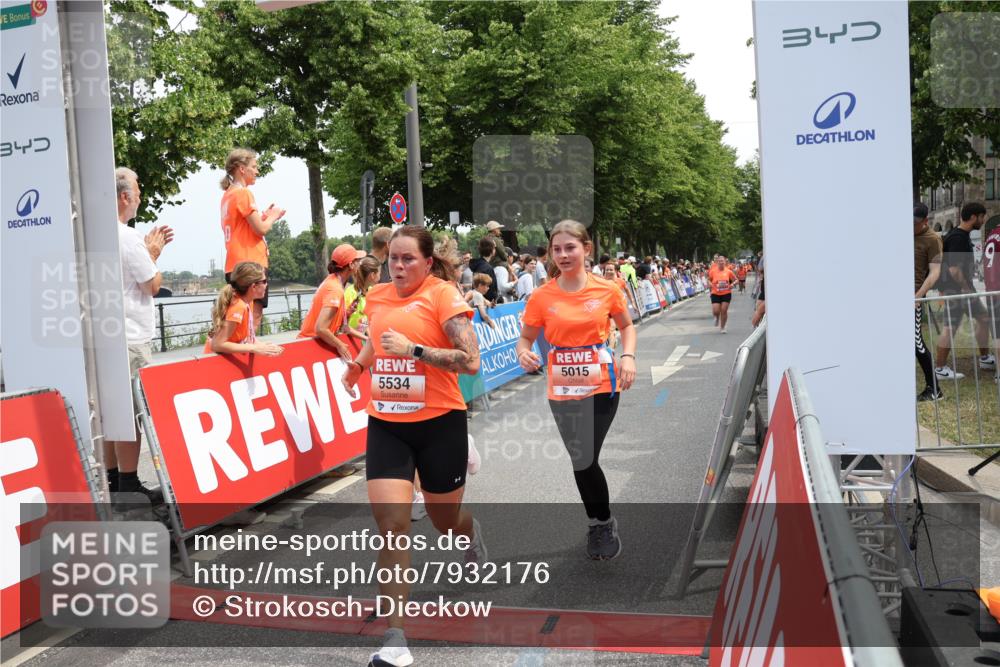 15.06.2025 - REWE Women's Run Strokosch-Dieckow http://msf.ph/oto/7932176 15.06.2025 11:02:22 Ziel 5015, 5051, 5123, 5124, 5130, 5220, 5221, 5295, 5303, 5434, 5436, 5438, 5510, 5534, 5649 meine-sportfotos.de