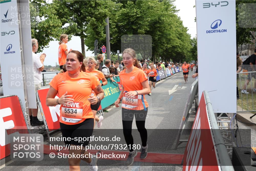 15.06.2025 - REWE Women's Run Strokosch-Dieckow http://msf.ph/oto/7932180 15.06.2025 11:02:23 Ziel 5015, 5051, 5123, 5124, 5220, 5221, 5295, 5303, 5418, 5434, 5436, 5438, 5510, 5534, 5649 meine-sportfotos.de