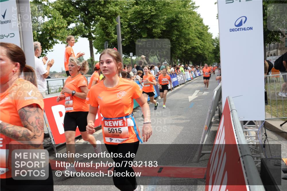 15.06.2025 - REWE Women's Run Strokosch-Dieckow http://msf.ph/oto/7932183 15.06.2025 11:02:23 Ziel 5015, 5051, 5123, 5124, 5220, 5221, 5295, 5303, 5418, 5434, 5436, 5438, 5510, 5534, 5649 meine-sportfotos.de