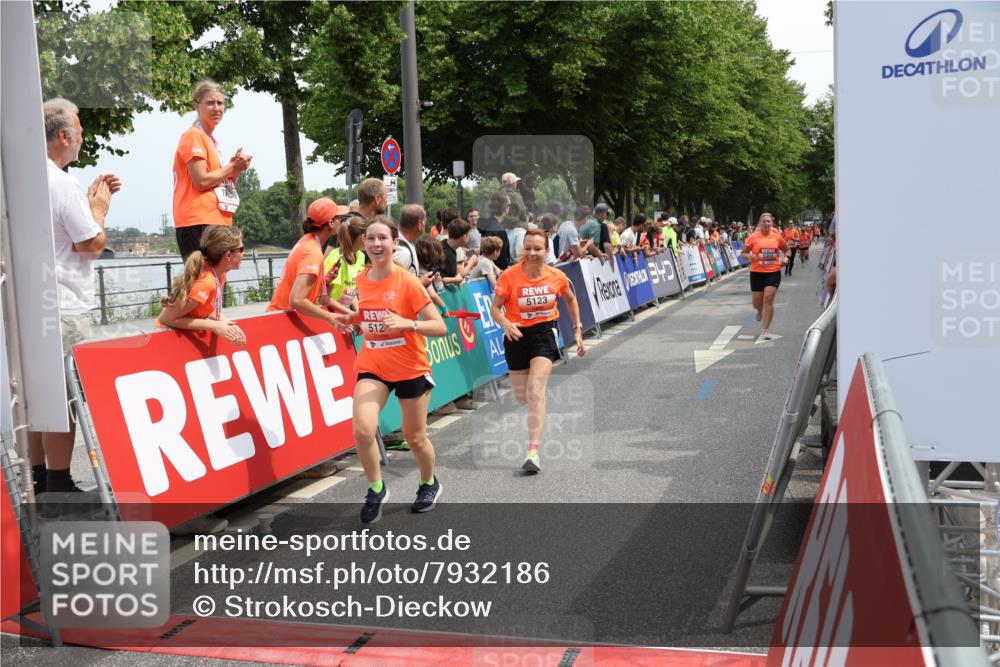 15.06.2025 - REWE Women's Run Strokosch-Dieckow http://msf.ph/oto/7932186 15.06.2025 11:02:24 Ziel 5015, 5051, 5123, 5124, 5295, 5303, 5418, 5434, 5436, 5438, 5510, 5534, 5649 meine-sportfotos.de