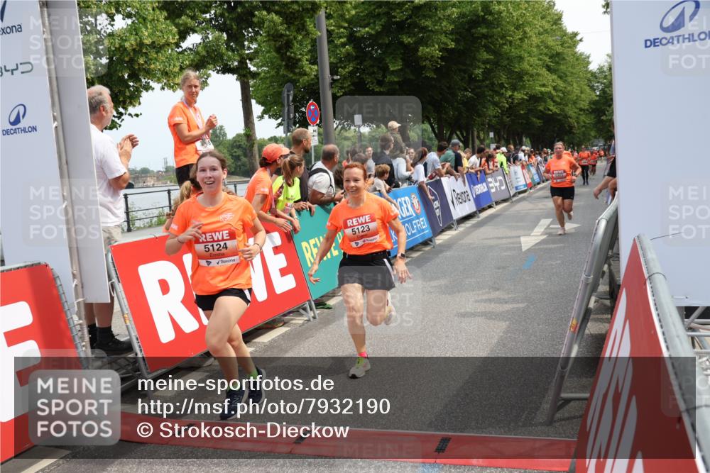 15.06.2025 - REWE Women's Run Strokosch-Dieckow http://msf.ph/oto/7932190 15.06.2025 11:02:24 Ziel 5015, 5051, 5123, 5124, 5295, 5303, 5418, 5434, 5436, 5438, 5510, 5534, 5649 meine-sportfotos.de