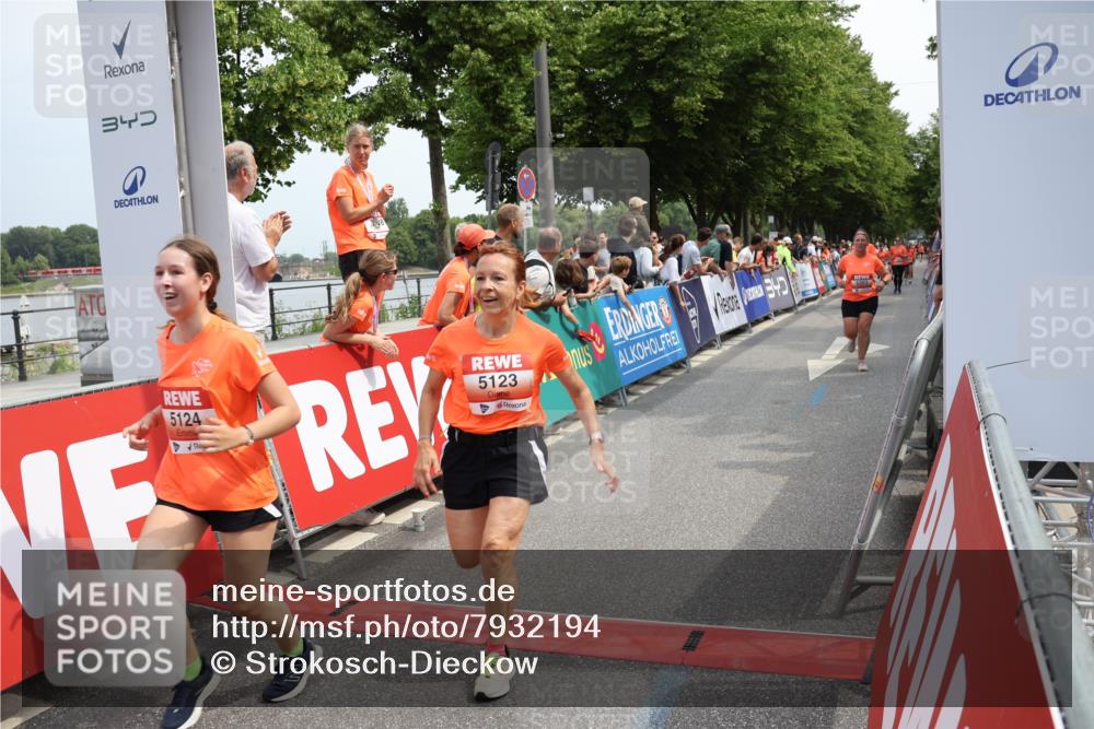 15.06.2025 - REWE Women's Run Strokosch-Dieckow http://msf.ph/oto/7932194 15.06.2025 11:02:24 Ziel 5015, 5051, 5123, 5124, 5295, 5303, 5418, 5434, 5436, 5438, 5510, 5534, 5649 meine-sportfotos.de