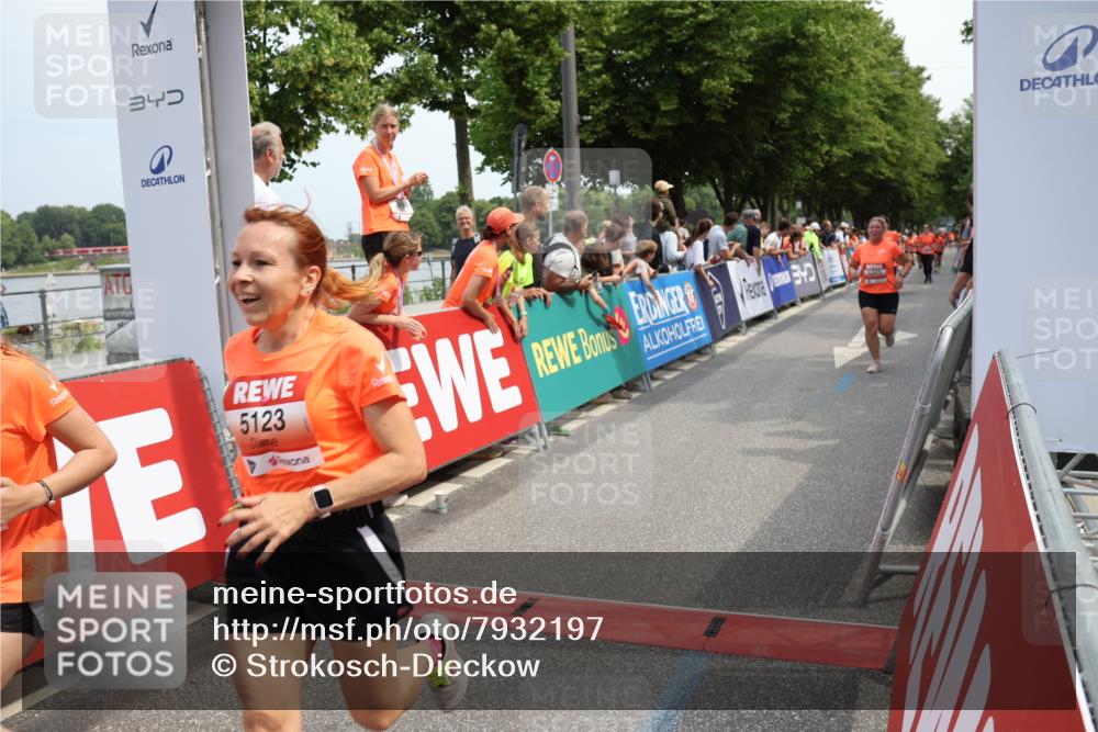 15.06.2025 - REWE Women's Run Strokosch-Dieckow http://msf.ph/oto/7932197 15.06.2025 11:02:25 Ziel 5015, 5051, 5123, 5124, 5295, 5303, 5418, 5438, 5510, 5534, 5649 meine-sportfotos.de