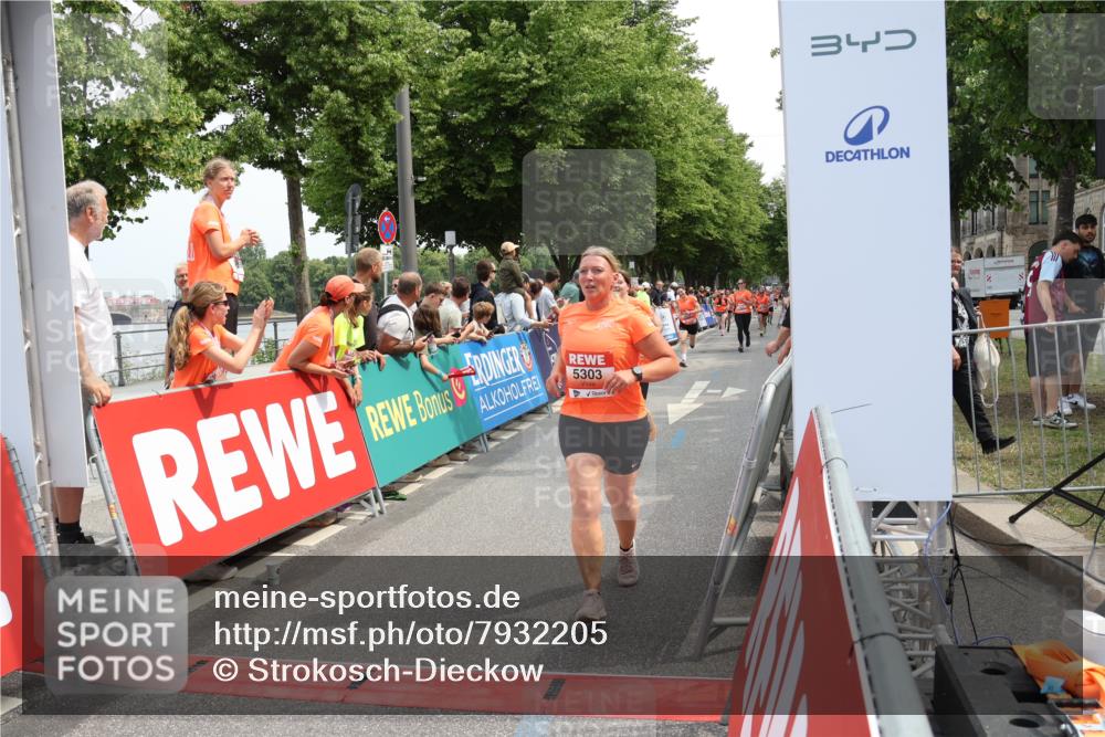 15.06.2025 - REWE Women's Run Strokosch-Dieckow http://msf.ph/oto/7932205 15.06.2025 11:02:27 Ziel 5015, 5123, 5124, 5295, 5303, 5418, 5438, 5534, 5649, 5653 meine-sportfotos.de