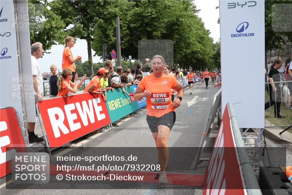 15.06.2025 - REWE Women's Run Strokosch-Dieckow http://msf.ph/oto/7932208 15.06.2025 11:02:27 Ziel 5015, 5123, 5124, 5295, 5303, 5418, 5438, 5534, 5649, 5653 meine-sportfotos.de