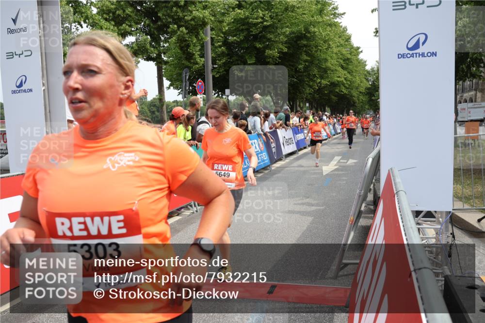 15.06.2025 - REWE Women's Run Strokosch-Dieckow http://msf.ph/oto/7932215 15.06.2025 11:02:28 Ziel 5015, 5123, 5124, 5177, 5303, 5418, 5438, 5534, 5649, 5653 meine-sportfotos.de