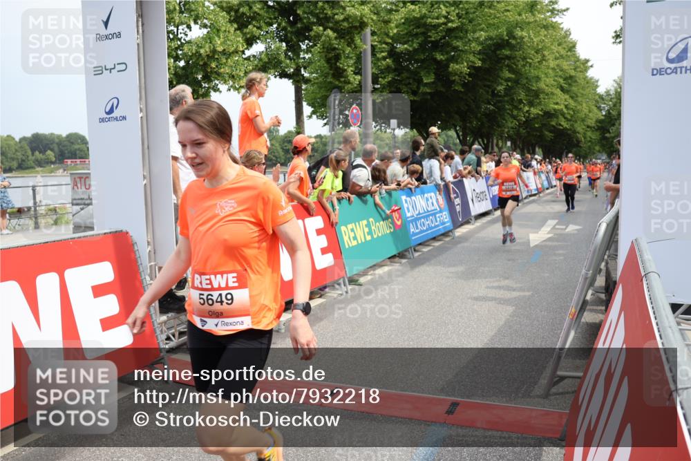 15.06.2025 - REWE Women's Run Strokosch-Dieckow http://msf.ph/oto/7932218 15.06.2025 11:02:28 Ziel 5015, 5123, 5124, 5177, 5303, 5418, 5438, 5534, 5649, 5653 meine-sportfotos.de