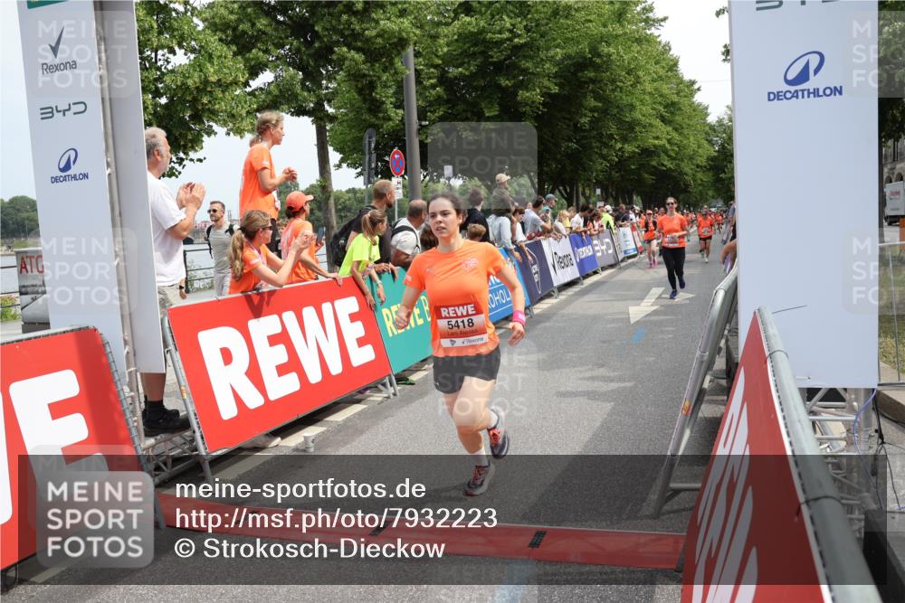15.06.2025 - REWE Women's Run Strokosch-Dieckow http://msf.ph/oto/7932223 15.06.2025 11:02:30 Ziel 5123, 5124, 5151, 5177, 5303, 5418, 5649, 5653, 5670 meine-sportfotos.de