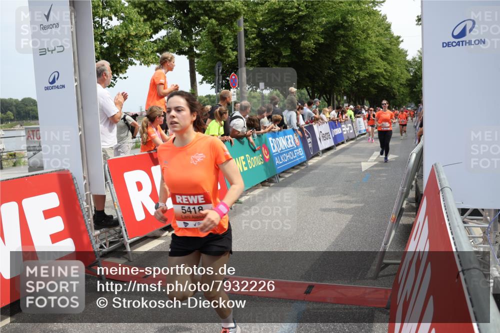 15.06.2025 - REWE Women's Run Strokosch-Dieckow http://msf.ph/oto/7932226 15.06.2025 11:02:30 Ziel 5123, 5124, 5151, 5177, 5303, 5418, 5649, 5653, 5670 meine-sportfotos.de