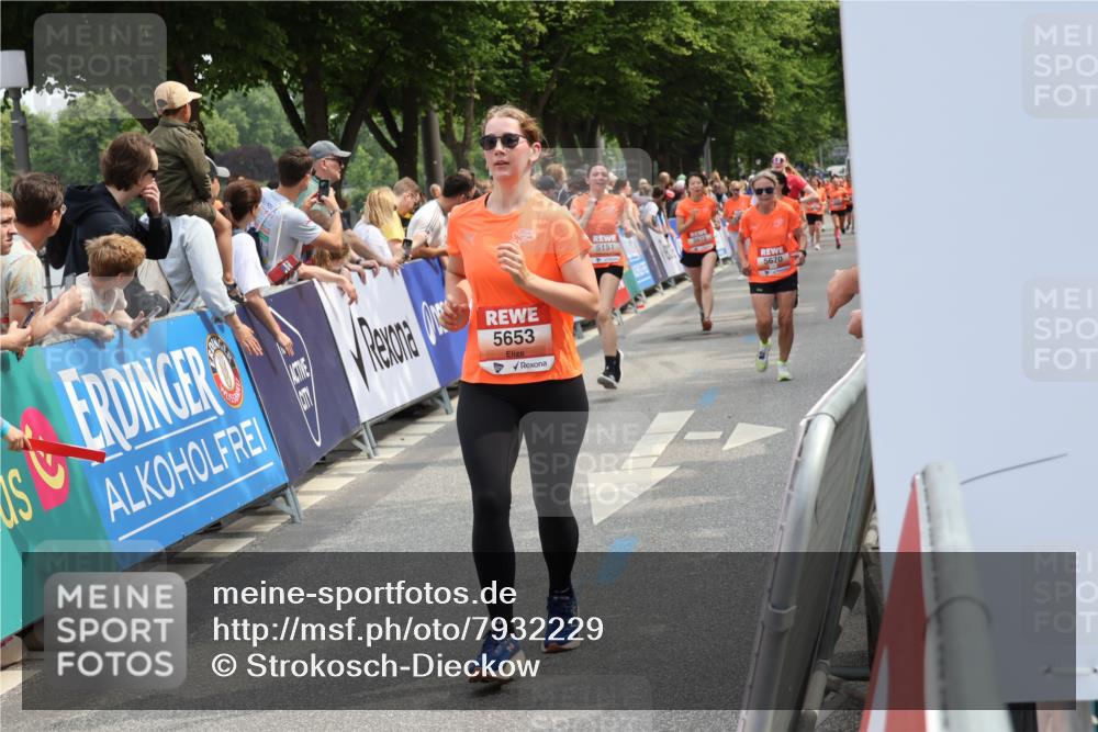 15.06.2025 - REWE Women's Run Strokosch-Dieckow http://msf.ph/oto/7932229 15.06.2025 11:02:32 Ziel 5151, 5177, 5303, 5418, 5649, 5653, 5670, 5672, 5673 meine-sportfotos.de