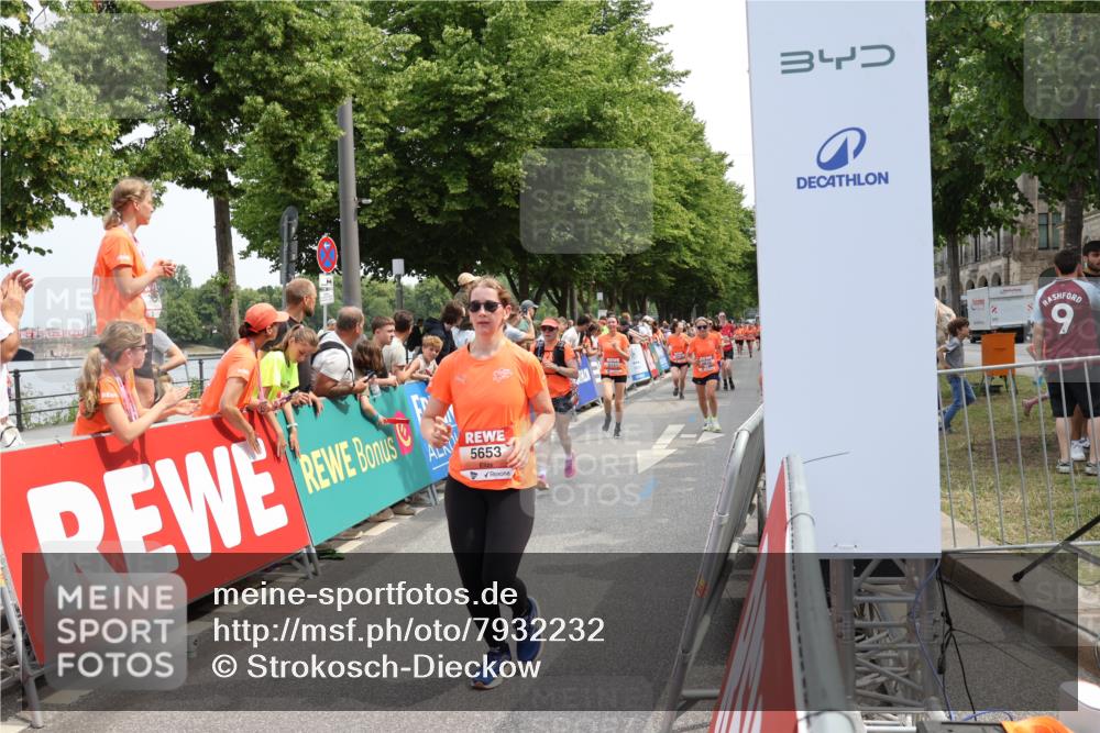 15.06.2025 - REWE Women's Run Strokosch-Dieckow http://msf.ph/oto/7932232 15.06.2025 11:02:33 Ziel 5083, 5151, 5177, 5303, 5418, 5649, 5653, 5670, 5672, 5673, 5688 meine-sportfotos.de