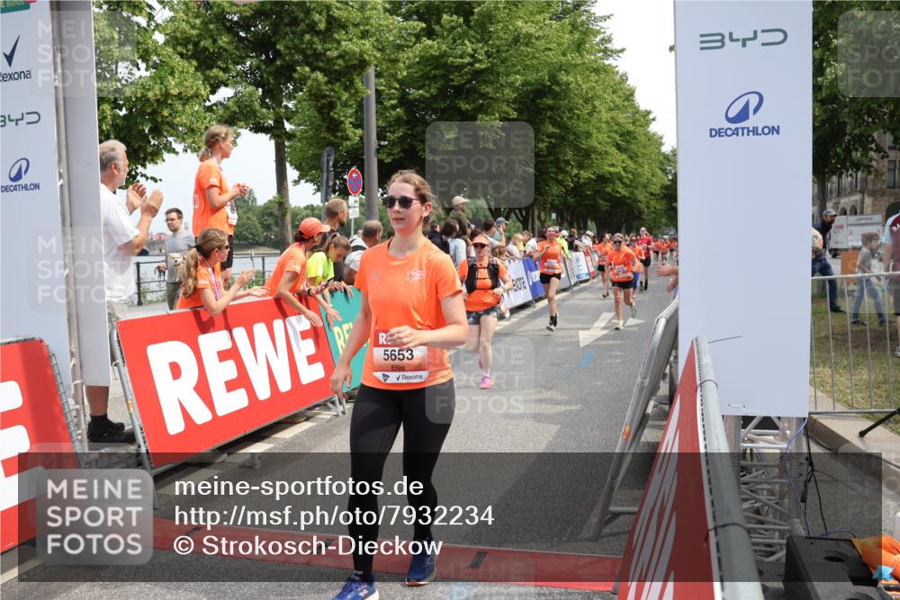 15.06.2025 - REWE Women's Run Strokosch-Dieckow http://msf.ph/oto/7932234 15.06.2025 11:02:33 Ziel 5083, 5151, 5177, 5303, 5418, 5649, 5653, 5670, 5672, 5673, 5688 meine-sportfotos.de