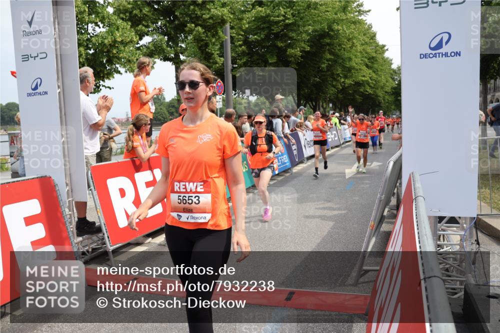 15.06.2025 - REWE Women's Run Strokosch-Dieckow http://msf.ph/oto/7932238 15.06.2025 11:02:33 Ziel 5083, 5151, 5177, 5303, 5418, 5649, 5653, 5670, 5672, 5673, 5688 meine-sportfotos.de