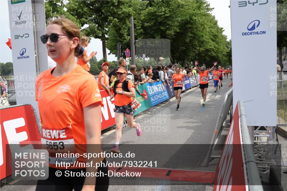 15.06.2025 - REWE Women's Run Strokosch-Dieckow http://msf.ph/oto/7932241 15.06.2025 11:02:34 Ziel 5083, 5151, 5177, 5418, 5649, 5653, 5670, 5672, 5673, 5688 meine-sportfotos.de