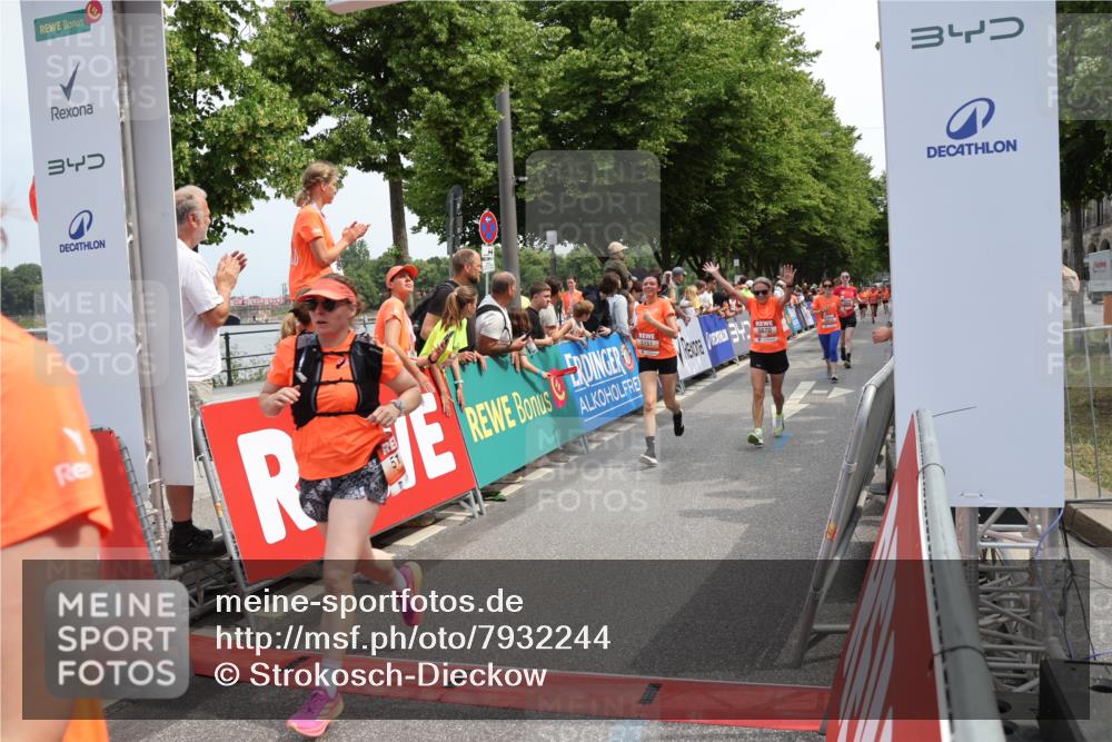 15.06.2025 - REWE Women's Run Strokosch-Dieckow http://msf.ph/oto/7932244 15.06.2025 11:02:34 Ziel 5083, 5151, 5177, 5418, 5649, 5653, 5670, 5672, 5673, 5688 meine-sportfotos.de
