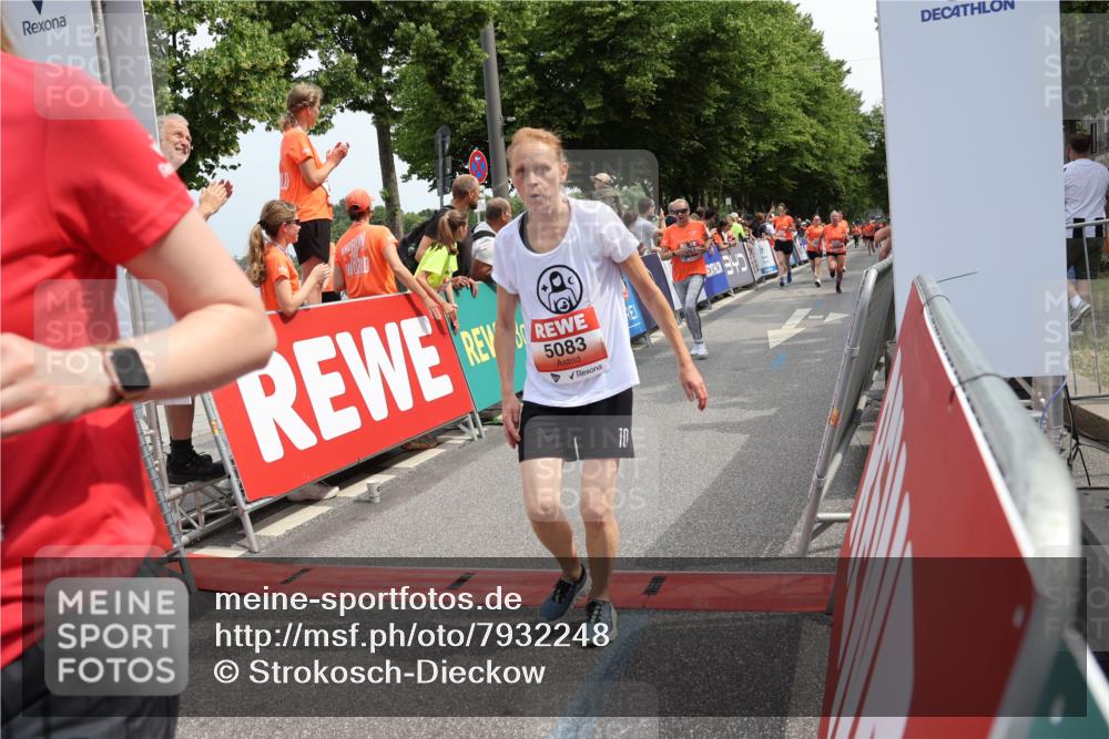 15.06.2025 - REWE Women's Run Strokosch-Dieckow http://msf.ph/oto/7932248 15.06.2025 11:02:40 Ziel 5006, 5083, 5151, 5177, 5402, 5647, 5661, 5670, 5672, 5673, 5688 meine-sportfotos.de