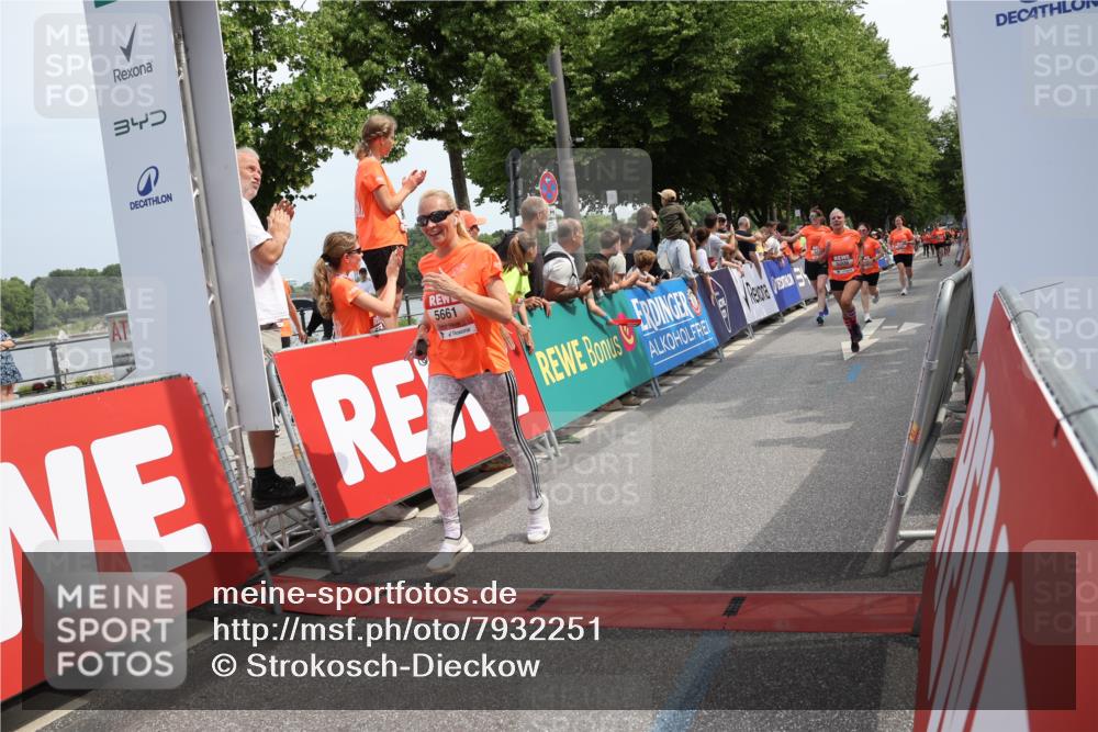 15.06.2025 - REWE Women's Run Strokosch-Dieckow http://msf.ph/oto/7932251 15.06.2025 11:02:42 Ziel 5006, 5083, 5151, 5383, 5402, 5647, 5661, 5670, 5672, 5673, 5688 meine-sportfotos.de