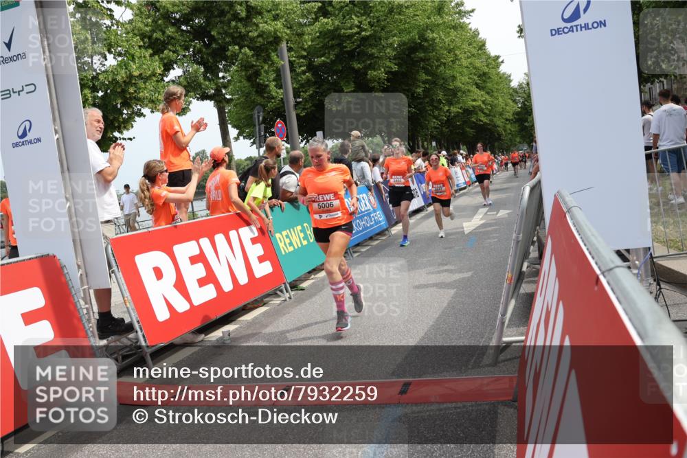 15.06.2025 - REWE Women's Run Strokosch-Dieckow http://msf.ph/oto/7932259 15.06.2025 11:02:43 Ziel 5006, 5083, 5151, 5383, 5402, 5647, 5661, 5670, 5672, 5673, 5688 meine-sportfotos.de