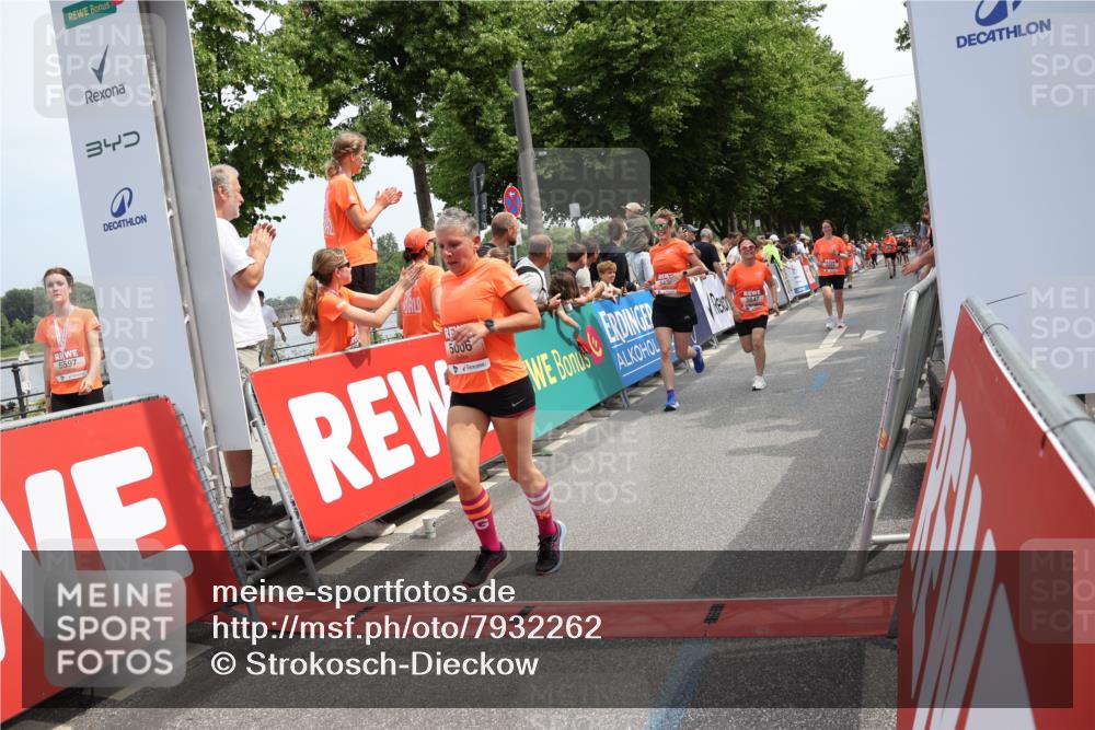 15.06.2025 - REWE Women's Run Strokosch-Dieckow http://msf.ph/oto/7932262 15.06.2025 11:02:44 Ziel 5006, 5083, 5383, 5402, 5647, 5661, 5672, 5673, 5688 meine-sportfotos.de