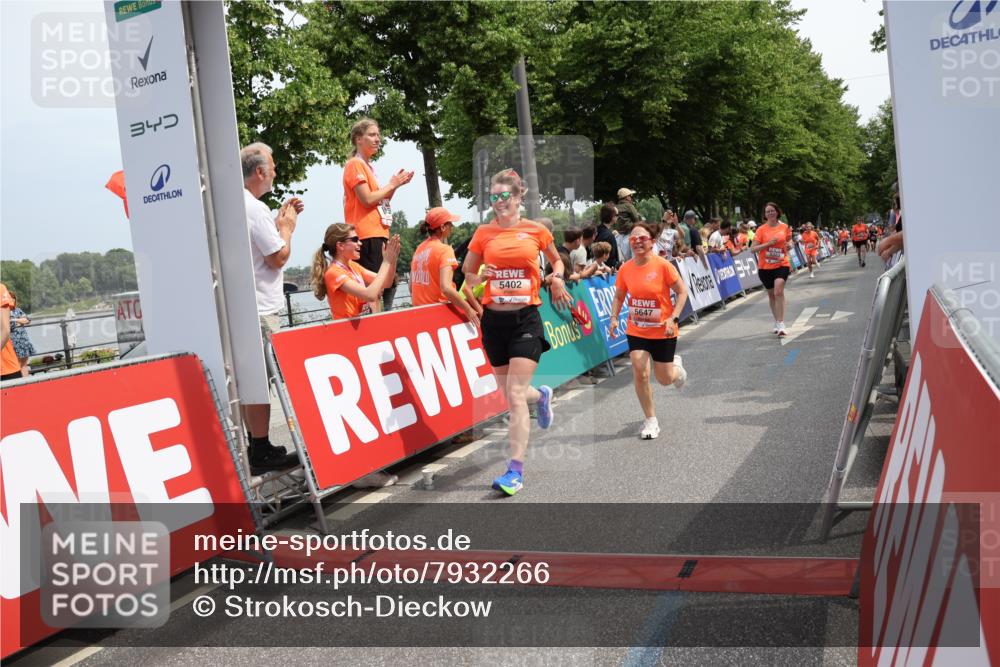 15.06.2025 - REWE Women's Run Strokosch-Dieckow http://msf.ph/oto/7932266 15.06.2025 11:02:45 Ziel 5006, 5083, 5383, 5402, 5428, 5647, 5661, 5672, 5673, 5688 meine-sportfotos.de