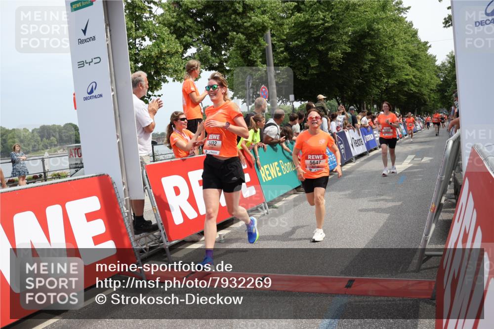 15.06.2025 - REWE Women's Run Strokosch-Dieckow http://msf.ph/oto/7932269 15.06.2025 11:02:45 Ziel 5006, 5083, 5383, 5402, 5428, 5647, 5661, 5672, 5673, 5688 meine-sportfotos.de