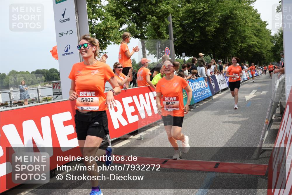 15.06.2025 - REWE Women's Run Strokosch-Dieckow http://msf.ph/oto/7932272 15.06.2025 11:02:46 Ziel 5006, 5083, 5383, 5402, 5428, 5647, 5661, 5688 meine-sportfotos.de