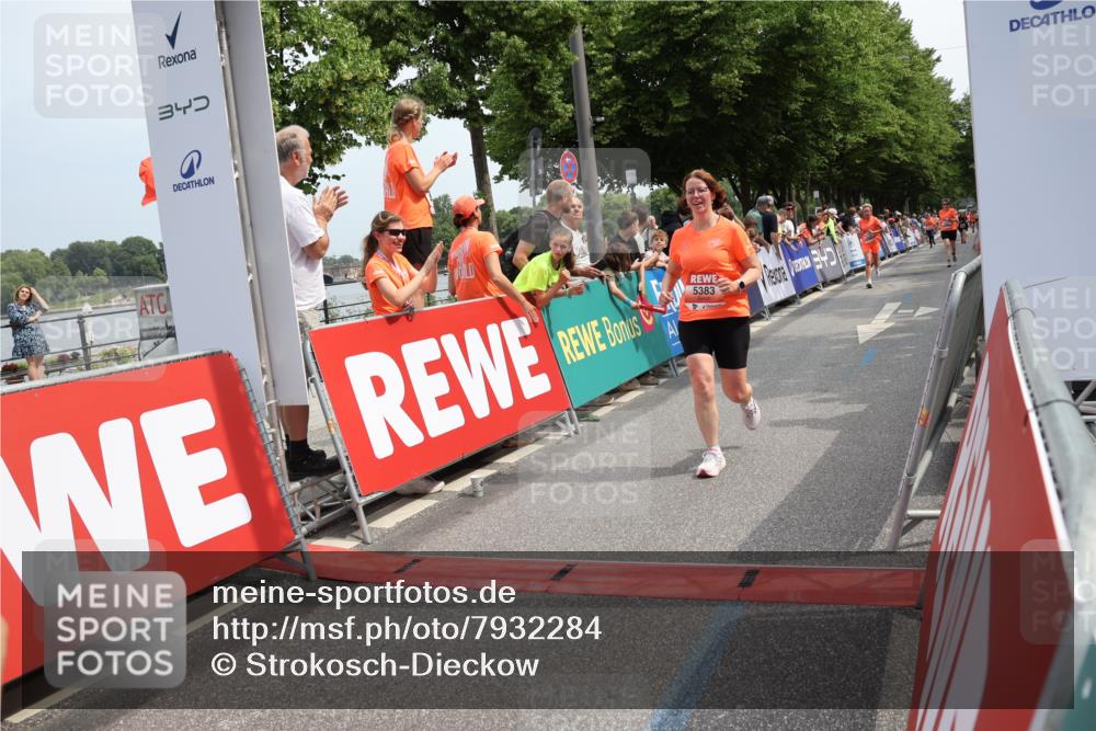15.06.2025 - REWE Women's Run Strokosch-Dieckow http://msf.ph/oto/7932284 15.06.2025 11:02:47 Ziel 5004, 5006, 5383, 5402, 5428, 5647, 5661 meine-sportfotos.de