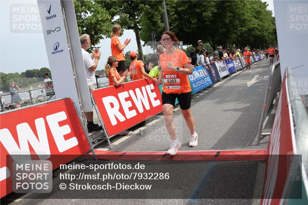 15.06.2025 - REWE Women's Run Strokosch-Dieckow http://msf.ph/oto/7932286 15.06.2025 11:02:47 Ziel 5004, 5006, 5383, 5402, 5428, 5647, 5661 meine-sportfotos.de